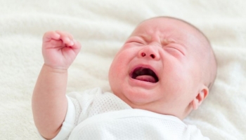 Quelles fleurs de Bach et élixirs floraux donner à un bébé agité ?